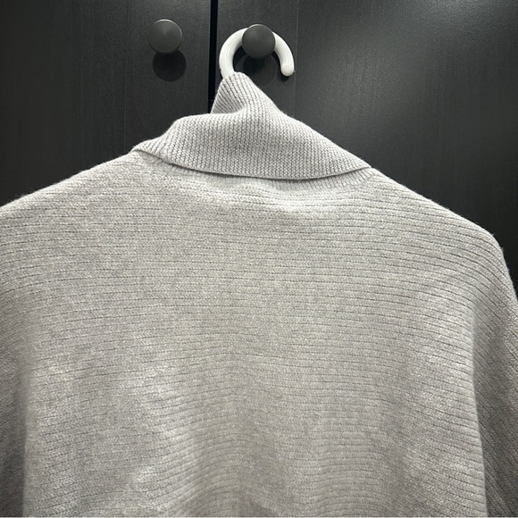 Aritzia Wilfred Free Naomi Cropped Wool Turtleneck Gray Sweater Size Medium - Picture 8 of 11